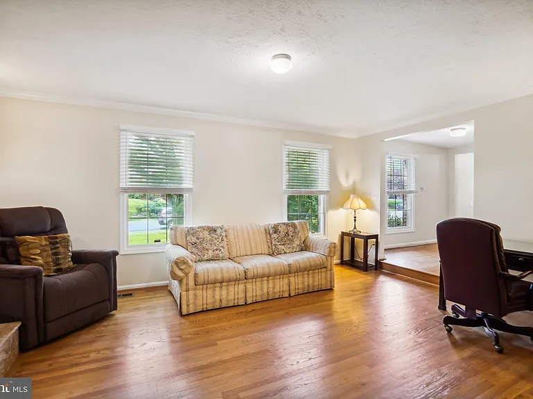 9708 Locust Hill Dr — Photo 14