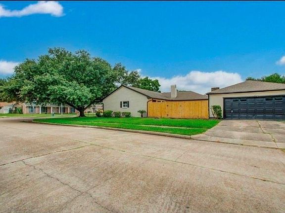 3rd image of 2227 Cherry Bend Dr