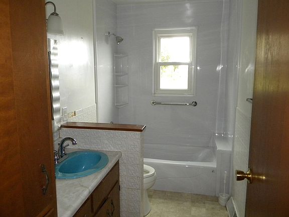 5th image of 119 S Oak Acre Dr