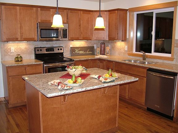 Maple & s/s kitchen w/ slab granite