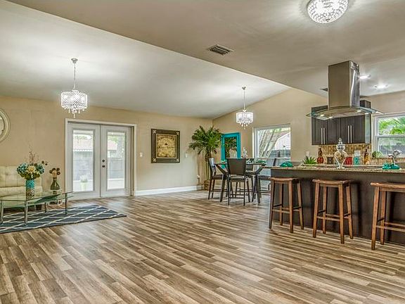 3rd image of 6883 Circlecreek Dr