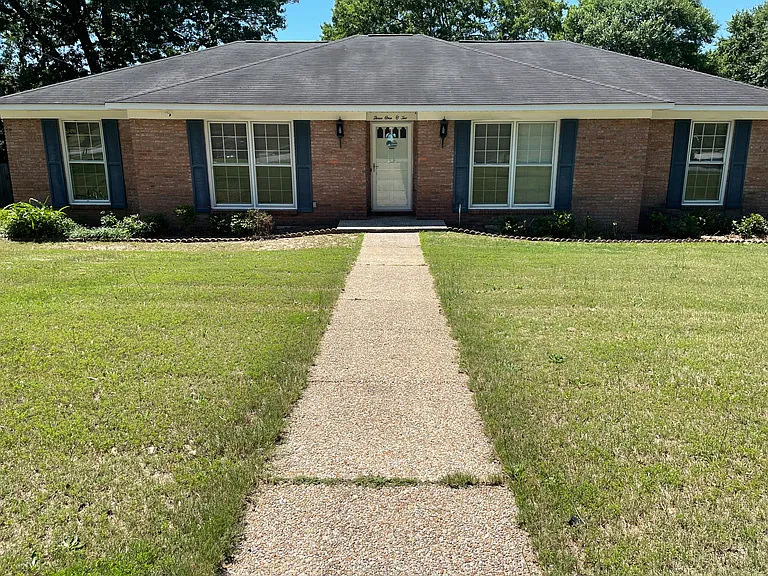 3102 Apache Dr — Photo 1