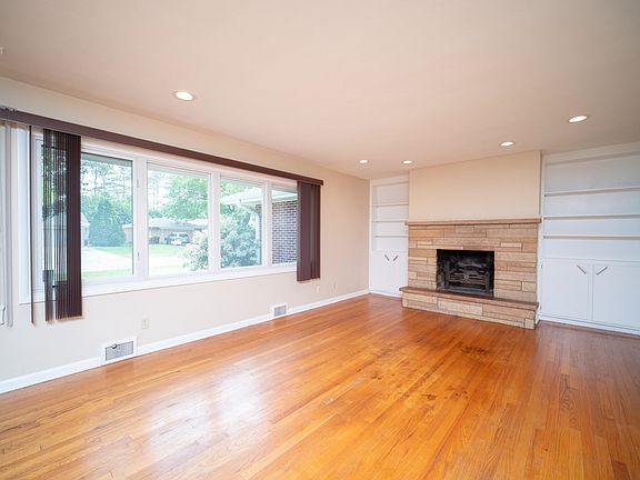 3rd image of 938 Bluecrest Dr