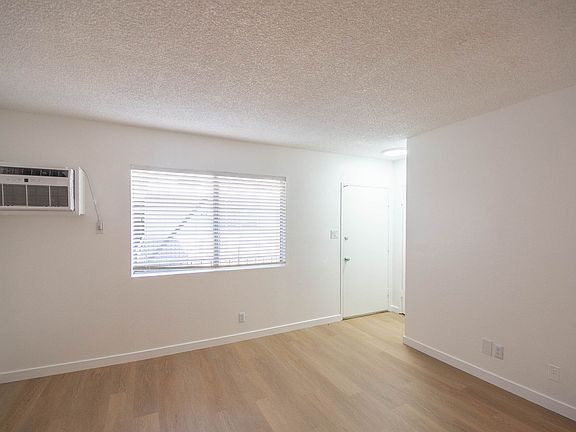 5th image of 6954 Woodman Ave #22