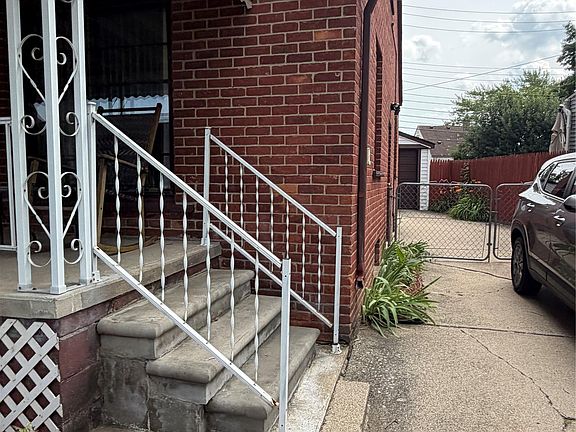 4th image of 33505 Clinton St