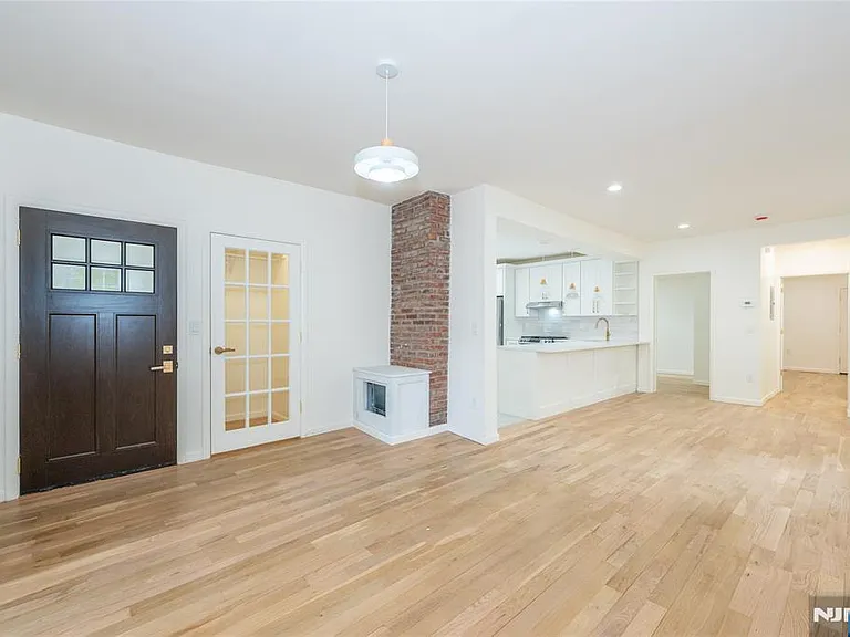 231 Waverly Pl — Photo 2
