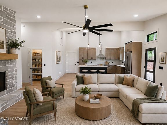 3rd image of 215 Brookhaven Dr