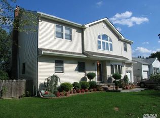 24 Wensley Rd, Plainview, NY 11803