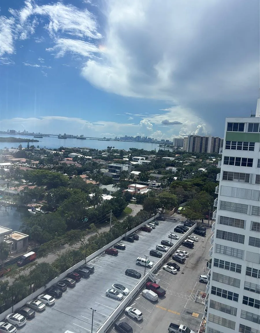 Bayview Towers Condo Sout — Photo 3