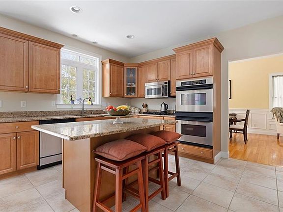 4th image of 15 Susan Dr
