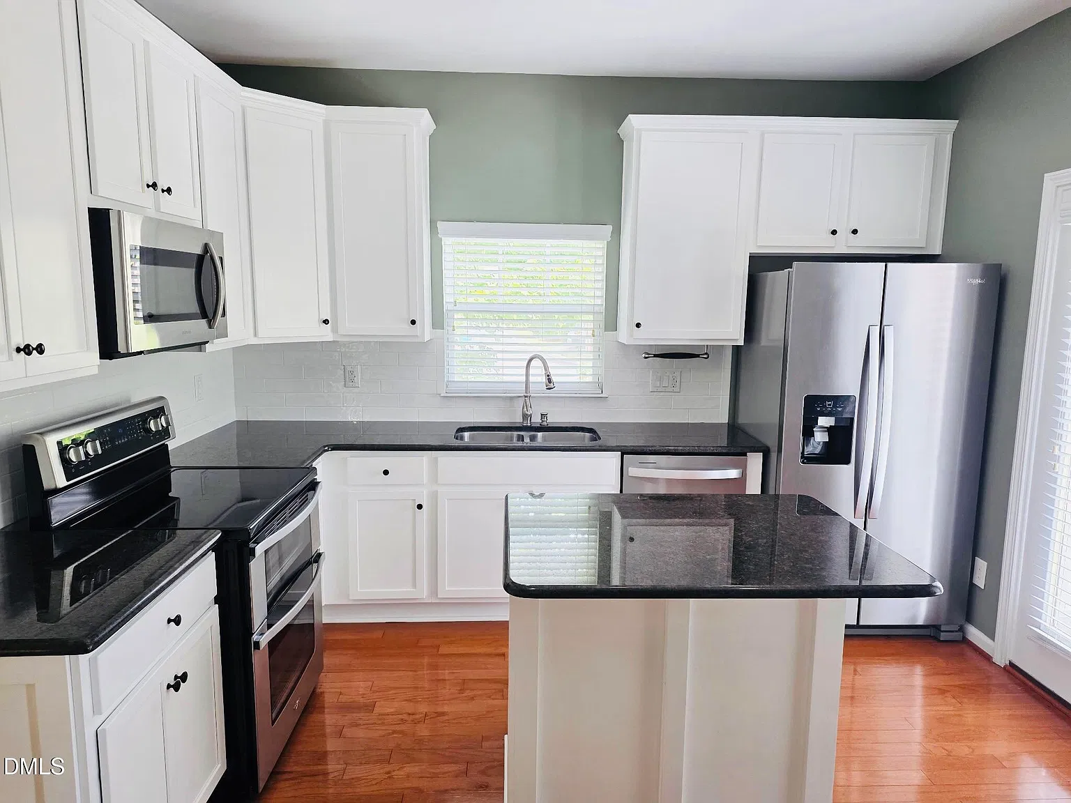 3 bed, 4.0 bath, 1889 sqft, $1,950 — Photo 2