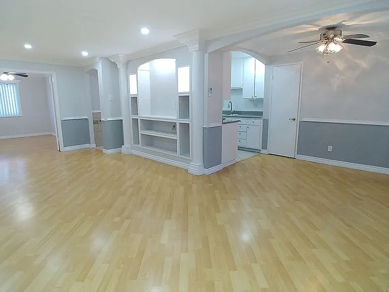 Alhambra @ Studio City Apts. — Photo 45