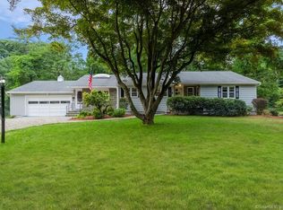 8 Peaceful Ln, Norwalk, CT 06851