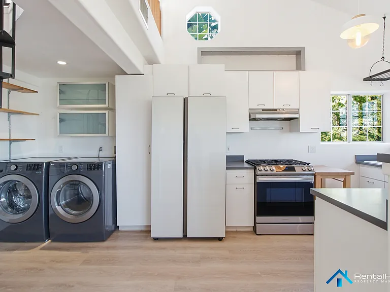 2433 Hines Dr — Photo 8