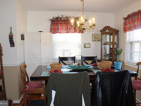 5th image of 204 Laurel Ave