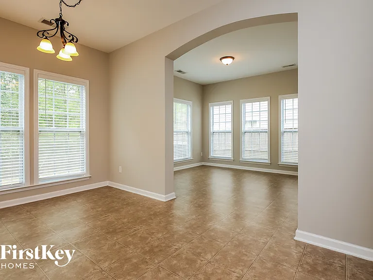 242 Mayfield Dr — Photo 5