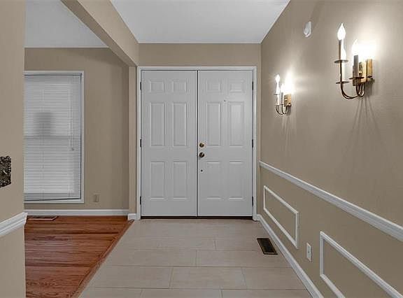 2nd image of 1000 Meadowgrass Dr