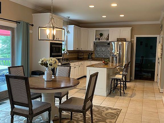 Eat in area open to kitchen