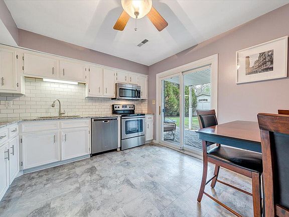 5th image of 104 Hart Dr