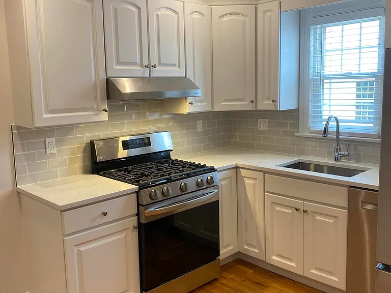 9 Sound View Ct #2B — Photo 2