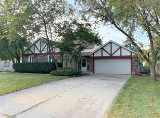 1008 Abbey Dr, Crystal Lake, IL 60014