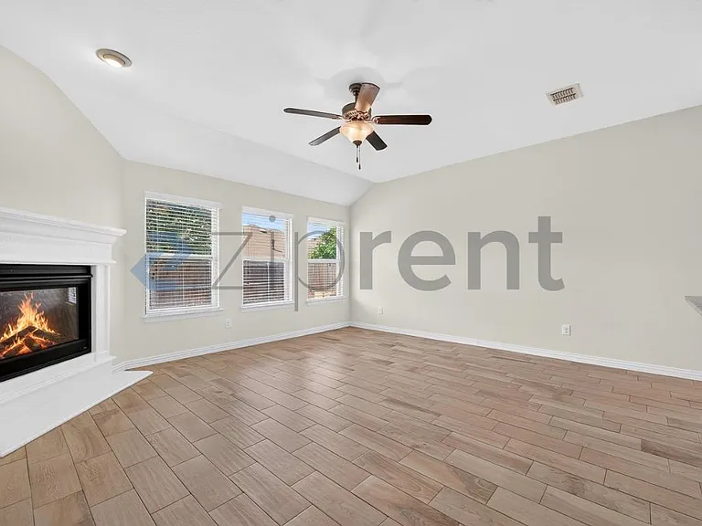 817 Evergreen St — Photo 7