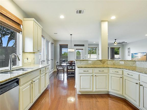 3rd image of 2752 Plantation Dr