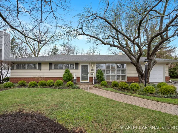 309 Brookside Cir, Wheaton, IL 60187