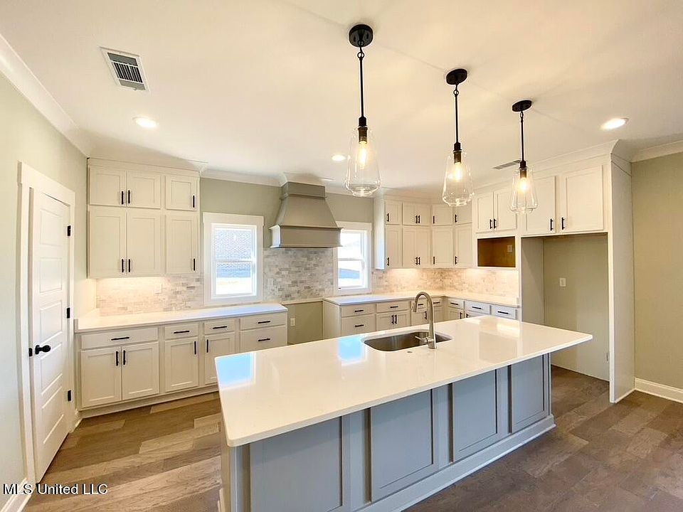 1st image of 2504 Saint Ives Ln