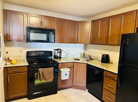 31 Lindsey Ct, Franklin Park, NJ