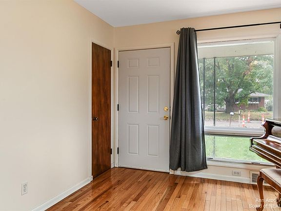 4th image of 2758 Grant Dr