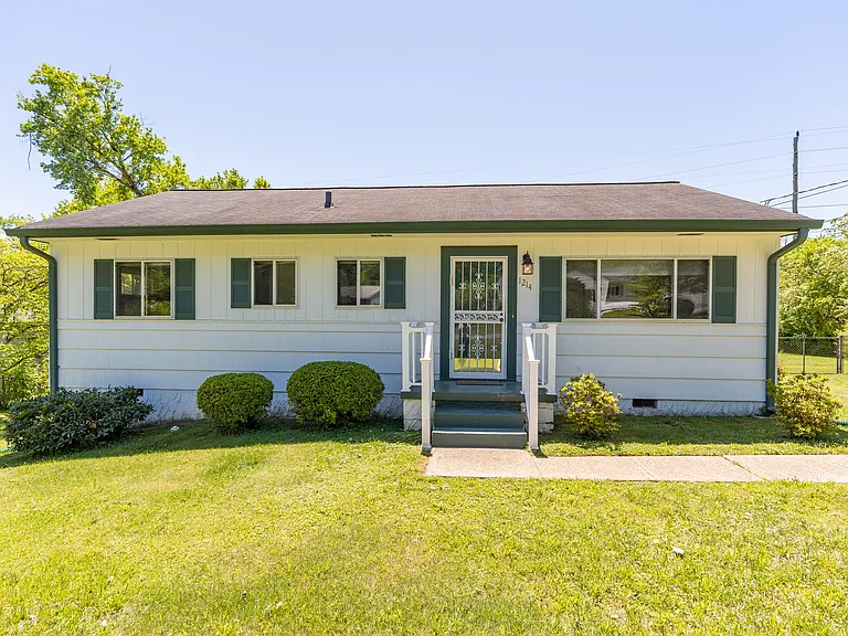 1214 Echo Dr — Photo 1