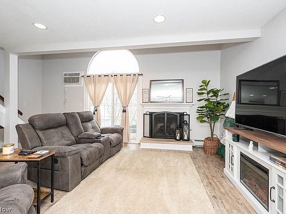 5th image of 7492 Huntington Dr Unit 9