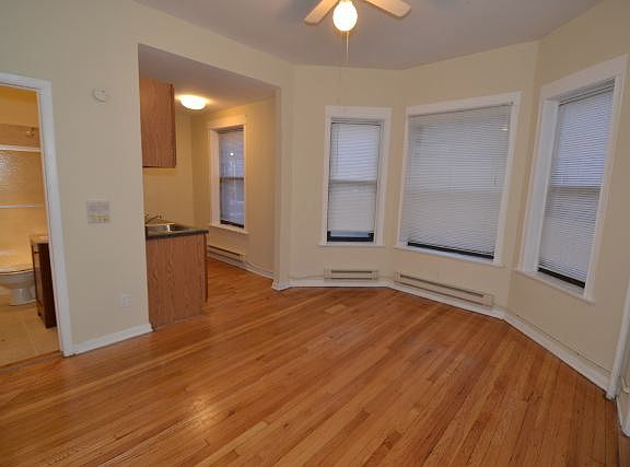 4th image of 917 W Waveland #A2