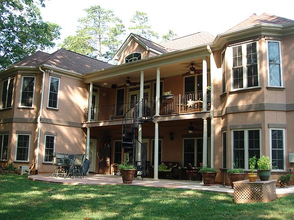 Upper deck w/spiral stairs