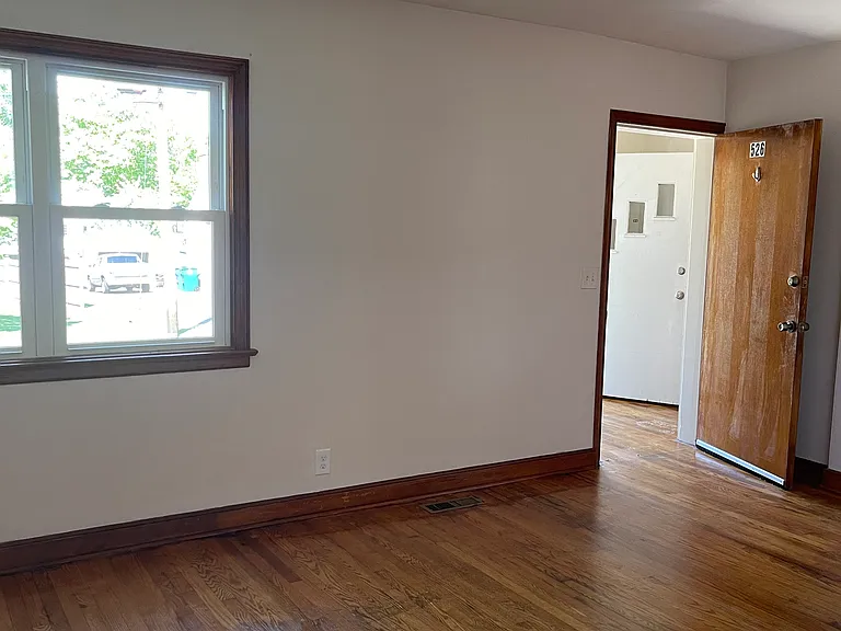 526 Franklin Ave #1 — Photo 3