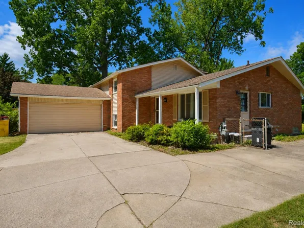 8522 Hampton Rd, Grosse Ile, MI 48138