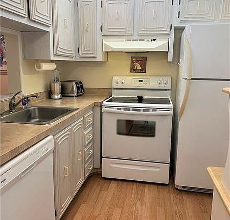4th image of 2831 Somerset Dr APT 407