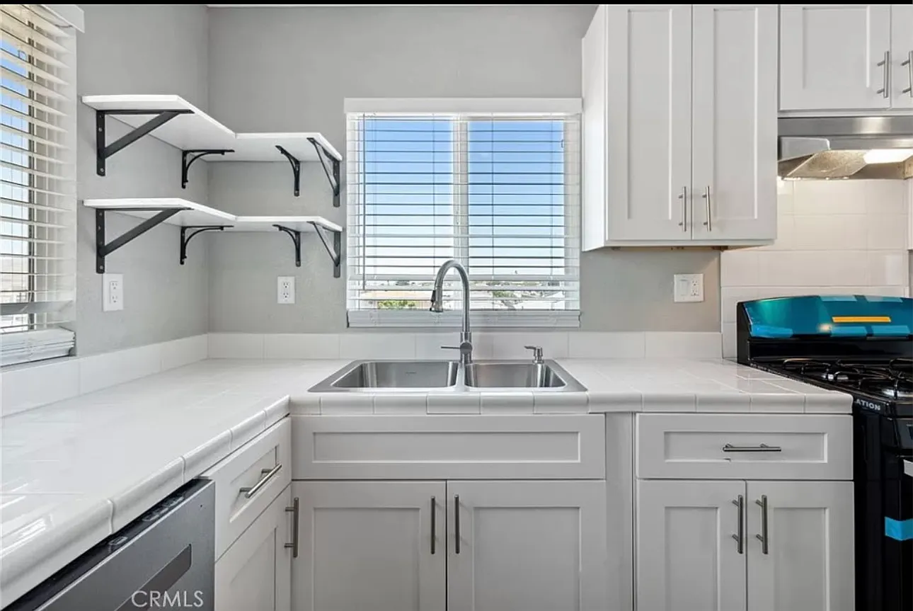 211 W Buena Vista St — Photo 4