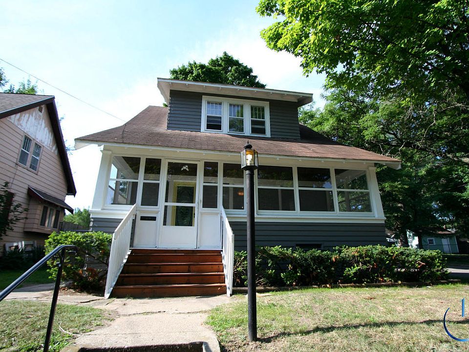 1st image of 1004 Hazen St SE