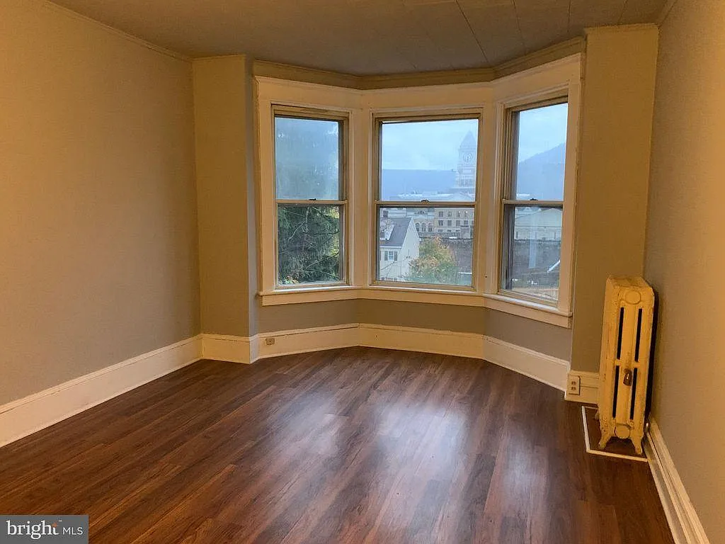223 Fairview St — Photo 4
