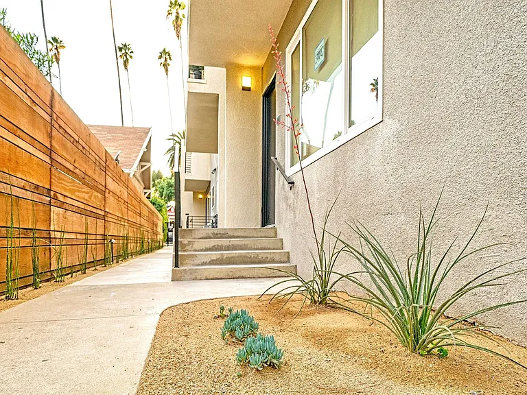 570 N Los Robles Ave — Photo 7