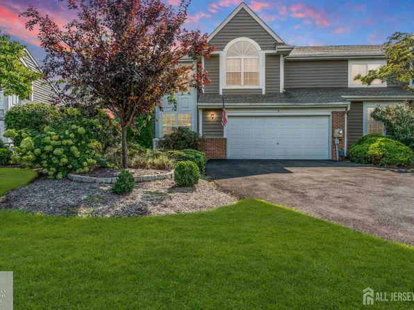 8 Pine Valley Ln, Monroe Township, NJ 08831