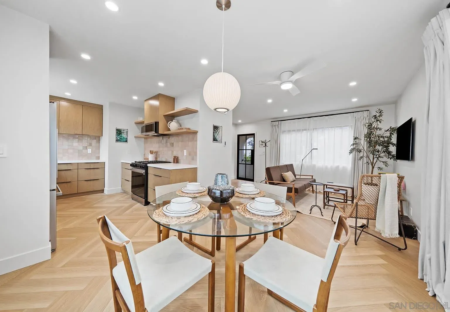 2 bed, 1.0 bath, 892 sqft, $7,950 — Photo 2