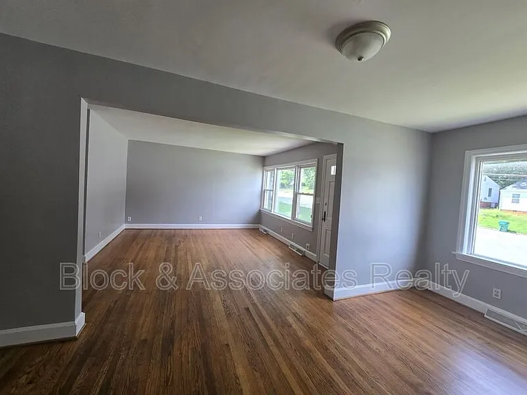 1034 E Lexington Ave — Photo 13