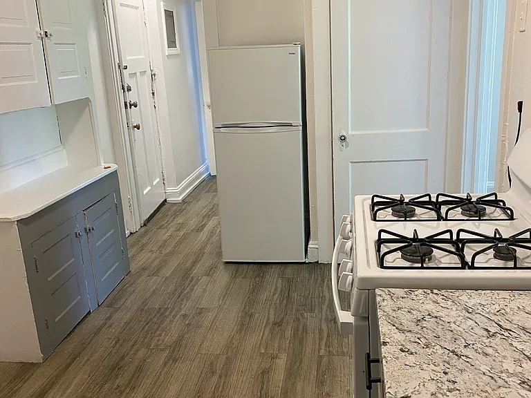686 Rutherford Ave #B-2 — Photo 2