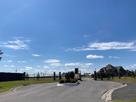 3rd image of 100 Gleneagles Cir