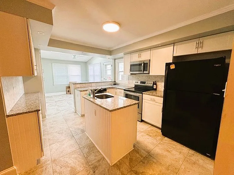 405 N Holden Rd — Photo 3