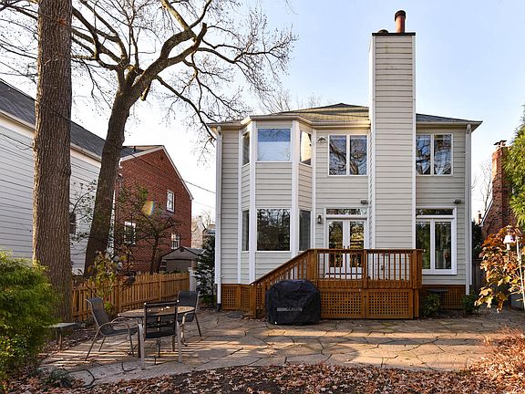 3rd image of 1513 Crestwood Dr