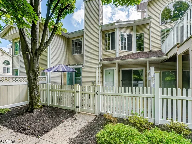 7 Sussex Ct — Photo 1